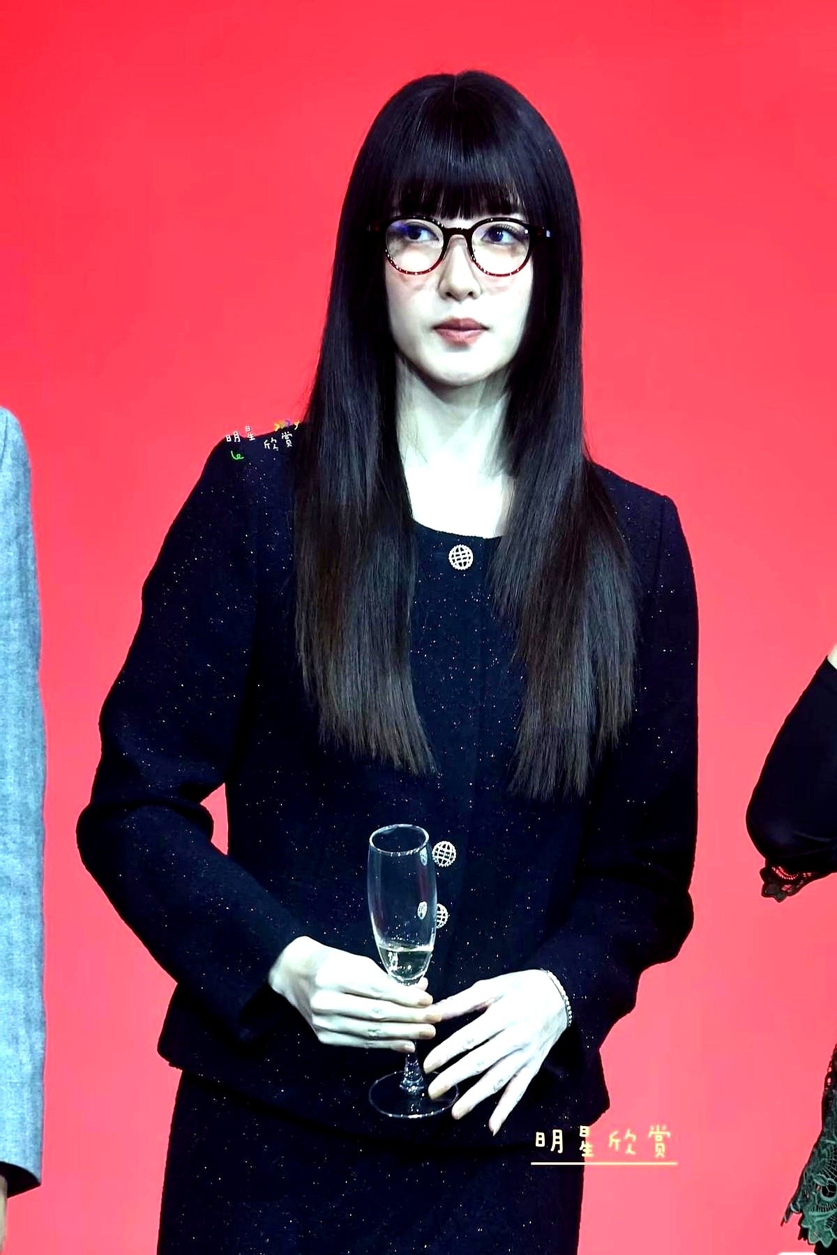 江疏影这身“知识分子风”，真是高级得要命。  2023年10月，江疏影...