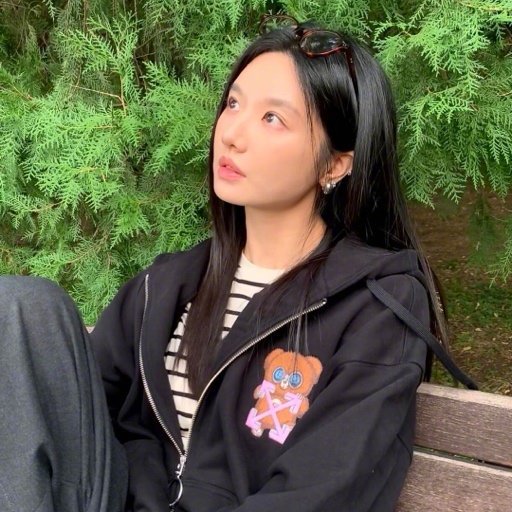 张铭恩被拍到与一女子街头激烈争吵，女方情绪激动两次当街下跪，随后网友指认该女子正是曾合作《枭起青壤》的演员潘美烨，但张铭恩回应中只澄清了争吵起因，却刻意回避了女友姓名。  一、恋情传闻的核心实锤- 身