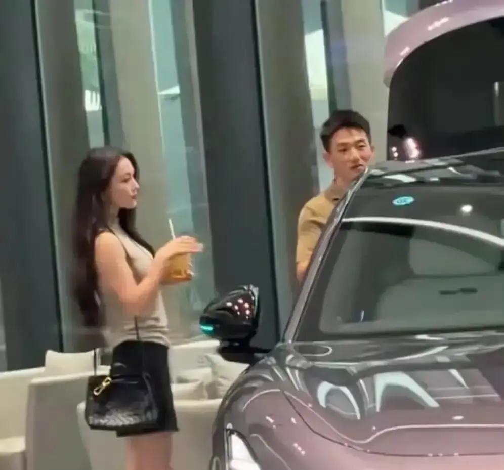 广州一家4S店里，张馨予和老公何捷站在展车前头，两个人凑在一起认真琢磨车子配置

连个口罩墨镜都没戴，身边更是一个保镖助理都看不见，大大方方任由路人偶遇

现在的娱乐圈，扎堆削尖脑袋往豪门里挤的女星一抓一大把，最后闹得鸡飞蛋打的也不少

当年张馨予顶着漫天的舆论风浪，转头选了工资条一清二楚的圈外军人