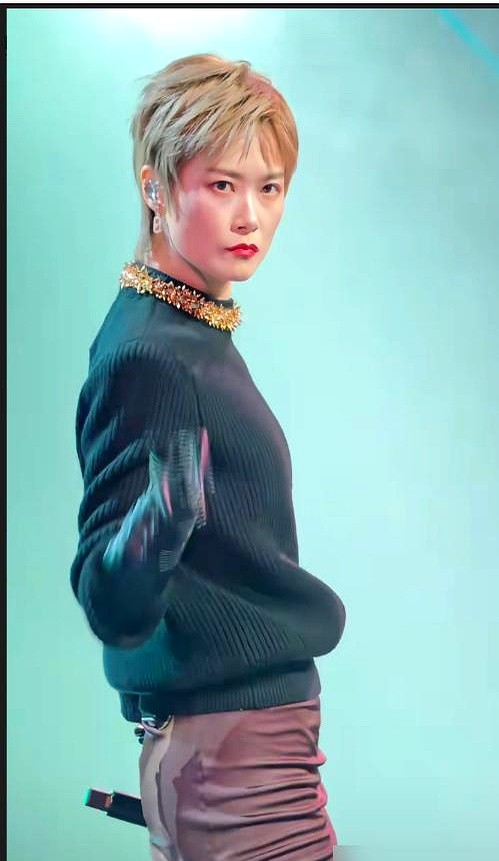 记者追问为什么现在开始穿裙子了，李宇春眼皮一抬，丢下一句，裙子就是条没裤腿的裤子。

当年那个死活不肯穿裙子、被一堆人指指点点的假小子，现在把高定当便服穿，演唱会直接干成时装周。

回想选秀舞台上，她硬扛着嘲笑坚持中性风。别人说她怪，她咬死不改。如今拿下主流杂志双封，大牌排队抢着送衣服。

说到底，