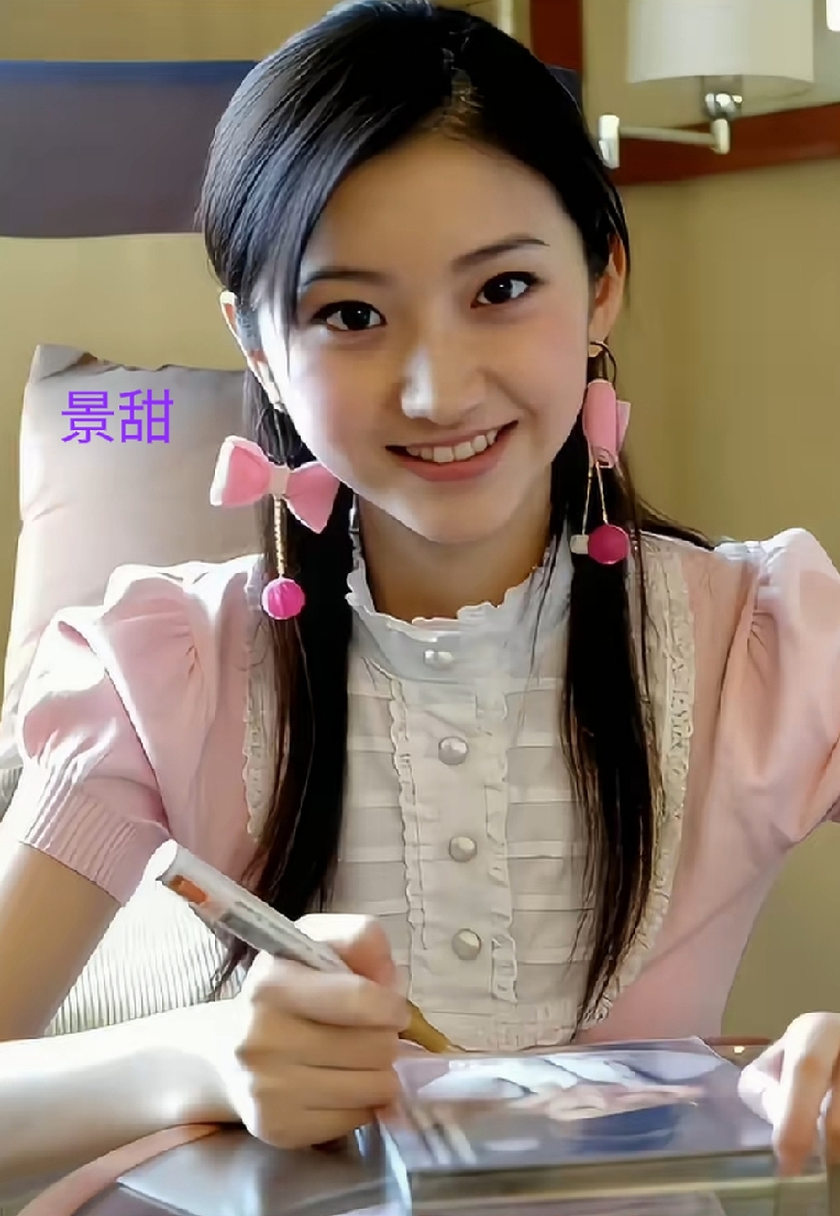 从面相角度分析，景甜和王心凌的五官大不同又略似，情路算坎坷呢，还是被金钱裹挟？都不如萧亚轩潇洒超脱。
三人财运都挺好，现在都不缺钱。

毛晓彤和柳岩这两年没恋情传出，可能想通了，一心拍戏赚钱。
五人中身材最好的是柳岩还是景甜？
容貌来说，毛晓彤与景甜各有千秋。
步行仪态柳岩与王心凌差不多。
知名度应