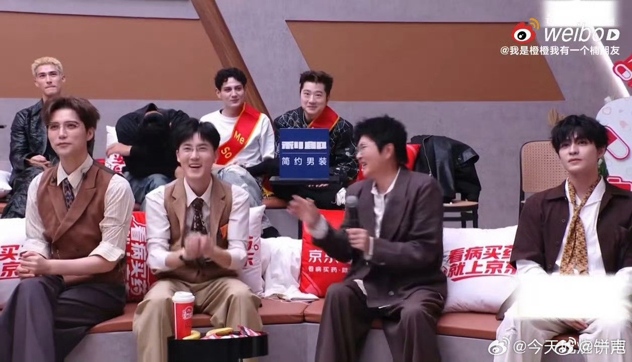 #孙楠说王赫野舞蹈充满了智慧##余文乐颜安姚琛缠着王赫野跳双人舞##王赫野跳舞像赵四#
别人跳舞帅气撩人，王赫野跳舞欢乐治愈，独特舞步收获全员喜爱，哥哥们都抢着和他跳双人舞。 ​