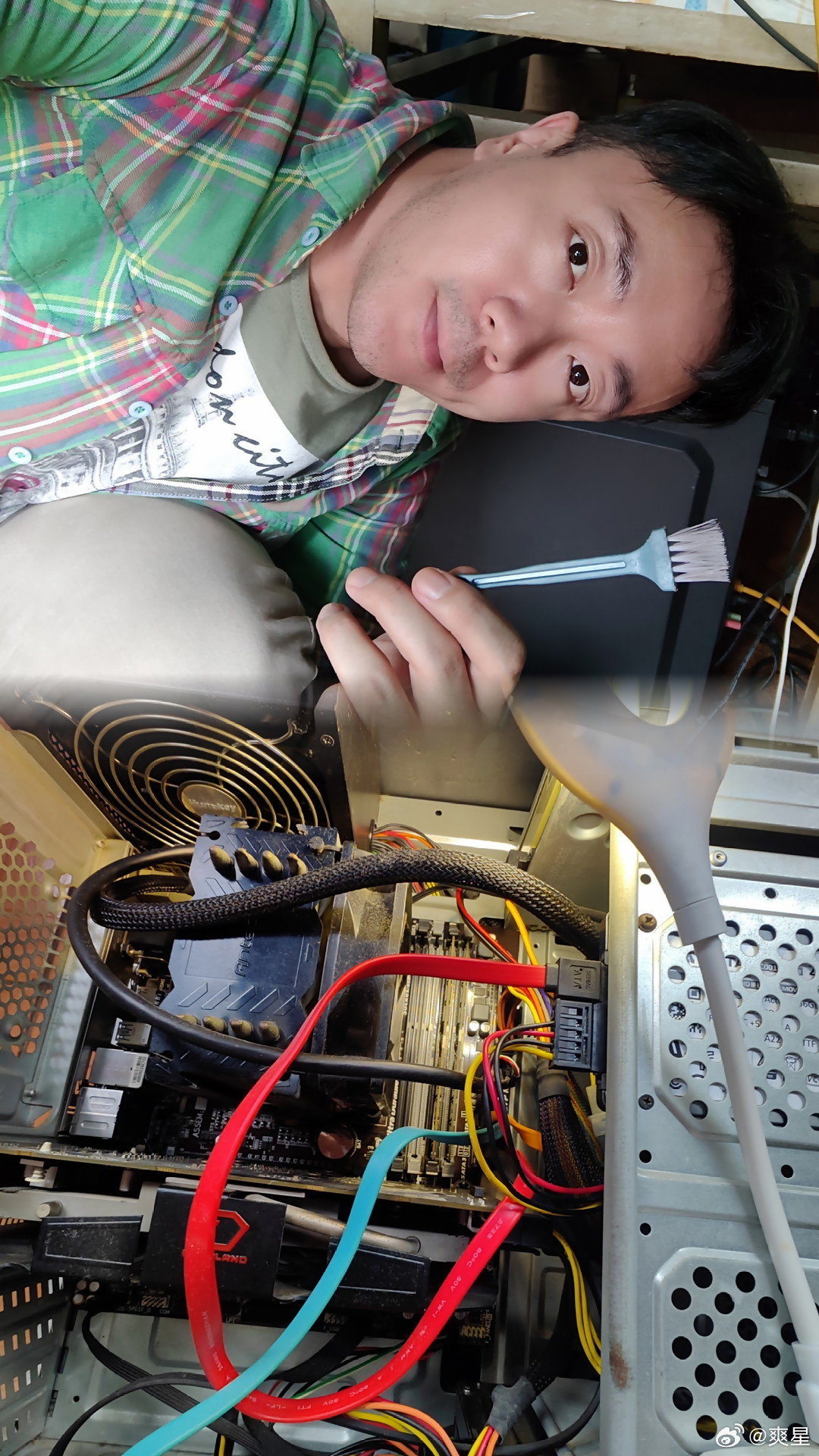 遇到电脑无法正常开机，拆开了机箱，插拔清洁内存条，顺便扫一下灰尘，又正常使用了，希望老旧设备别坏。#爽星Life生活圈#  ​