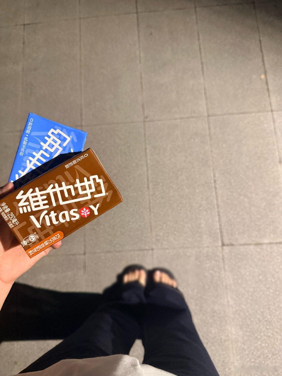 #李昊[超话]#  真的踢对人字拖🩴 ​