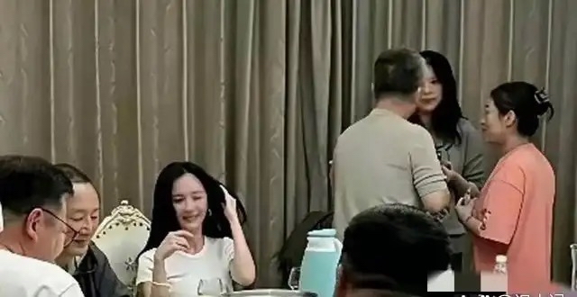 又一个经典谣言！杨幂杨颖同赴大佬饭局？两张照片骗了无数网友



网上流传很久的这张图，不知道大家刷到过没有？

配文写得绘声绘色：京圈大佬饭局，杨幂、杨颖到场，酒过三巡素颜出镜，饭局里面暗藏各种门道。

很多人看完信以为真，纷纷感叹娱乐圈水太深。

但真相直接戳破这个故事：这根本就是两张完全无关的