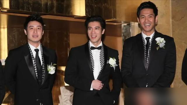 陈建州当年追范玮琪，开车去机场接人，后座就坐着大S。
大S跟他谈了整整7年，分手后没撕破脸，还主动撮合他跟自己的闺蜜。
范玮琪上车才发现，后座那位是男友的著名前任，场面一度凝固。
后来三个人居然处成了铁三角，大S家的大小活动陈建州场场不落，范玮琪也从没拦过。
前女友变媒人，闺蜜接手旧爱，这关