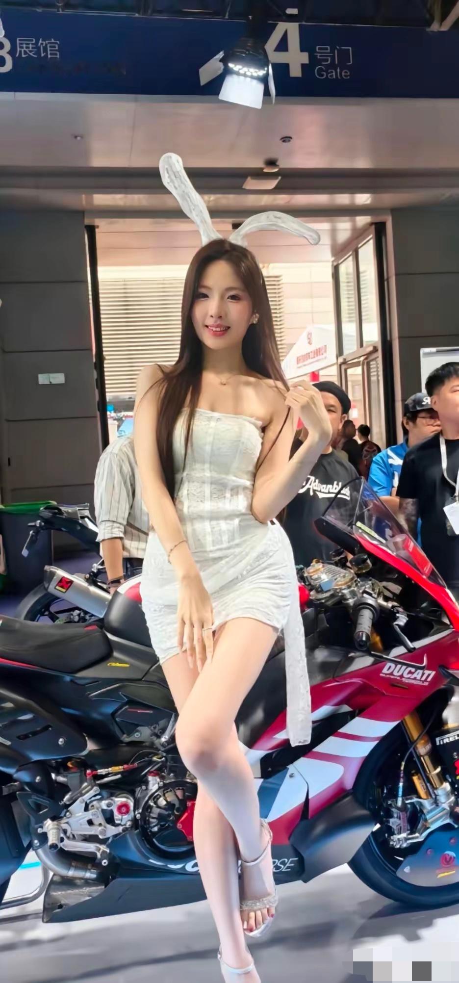 这次重庆摩博会里，不少品牌展台都安排了靓丽美女车模。杜卡迪、雅马哈、凯越、腾森轮胎、JIESUTE这些展台，靠模特吸引大量车友驻足拍照，现场人头攒动。

先看这届的体量。

9月19日开幕的第二十四届中国摩博会，展览规模19万平方米，1120家参展企业，3000多台展车，超7万人次外地摩友奔赴山城，