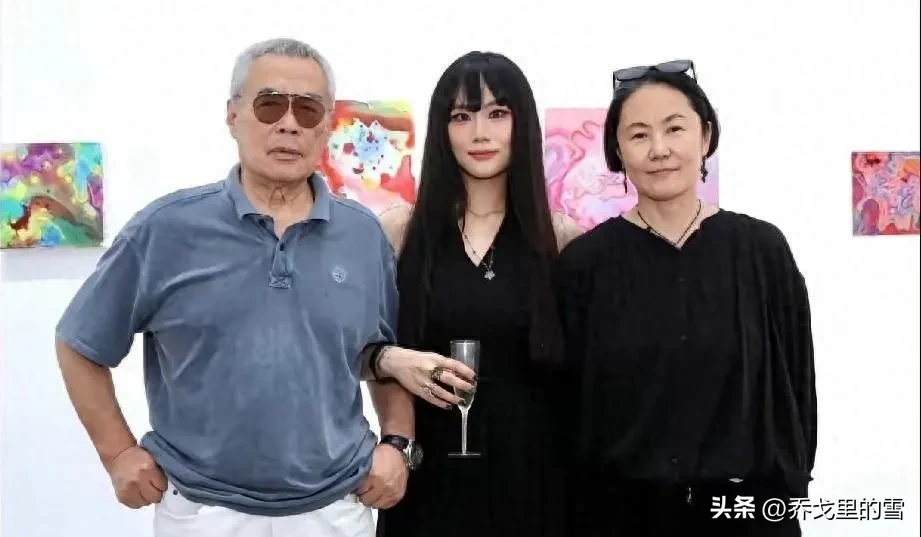 下图自左向右是高飞、窦佳嫄和高原。

高飞是高原的爸爸，八十年代被誉为“中国高仓健”的硬朗男神，据说，当年拍摄《望乡之星》时，日方女演员栗原小卷爱上了高飞，无奈高飞已有家庭，栗原小卷一直单身。

高原是窦唯的第二任妻子，也是王菲和窦唯婚姻的第三者，是一名摄影师。

窦佳嫄是窦唯和高原的女儿，这孩子的