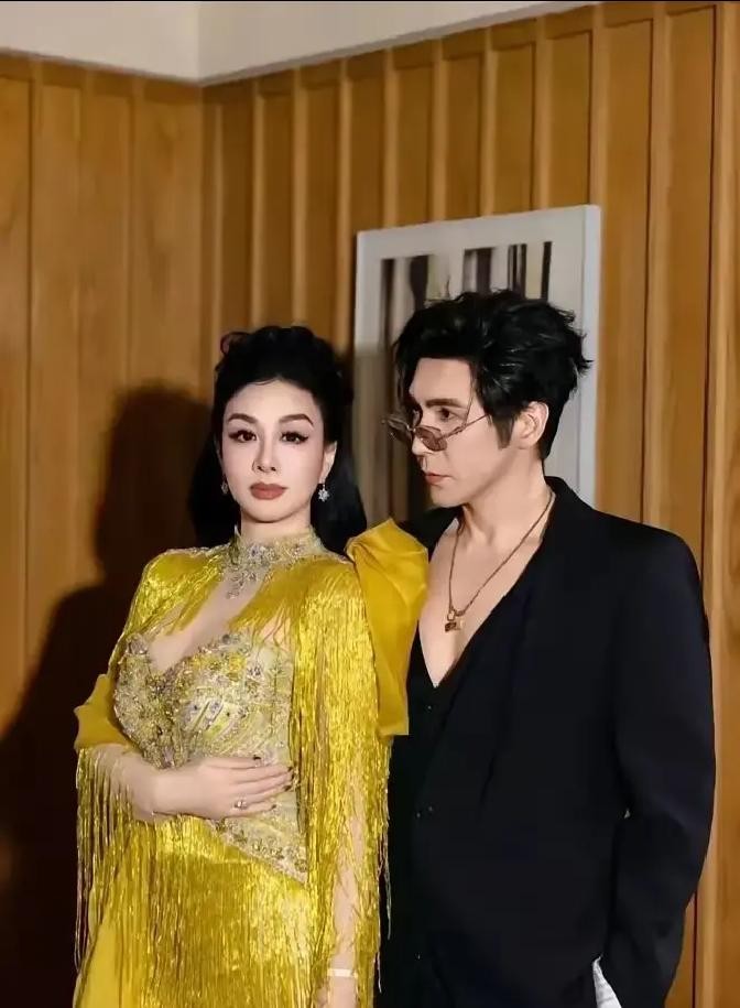 不得不佩服张伦硕，搞定大12岁三婚的钟丽缇不算本事，真正牛的是他摆平了自己家那对传统的山东父母。张妈妈当年直接把话撂下了：找个年轻的才能多生孩子。

张伦硕知道，光靠礼物和电视节目是不够的。他得让父母看见实实在在的日子。那几年，他只要有空就带着钟丽缇和孩子们回山东。一开始，邻居们探头探脑，张妈妈出门