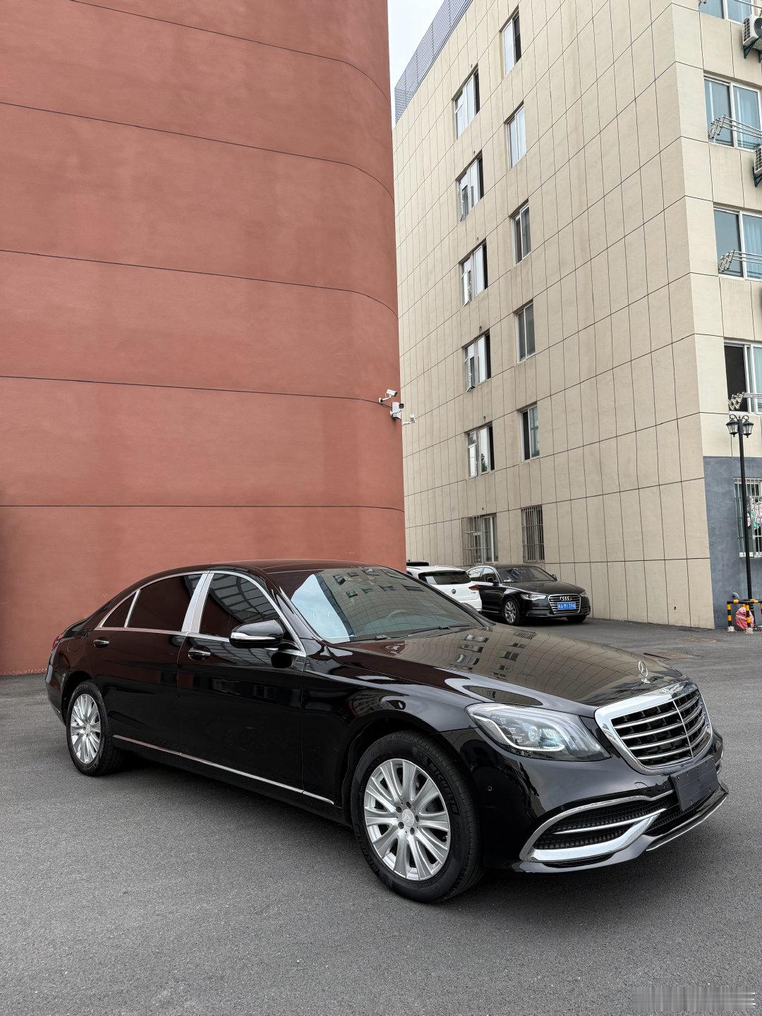 特价🉐17.8万
最新到家🚗16年奔驰S320L，车况精品，查博士S级，表显8万多公里，黑外棕内，经典三眼皮大灯，电动座椅带加热，后排娱乐屏，隐私遮阳帘，分段式全景天窗……配置丰富，成色崭新，价格便宜，欢迎预定！#奔驰[超话]##奔驰##奔驰s##奔驰s320l#  ​