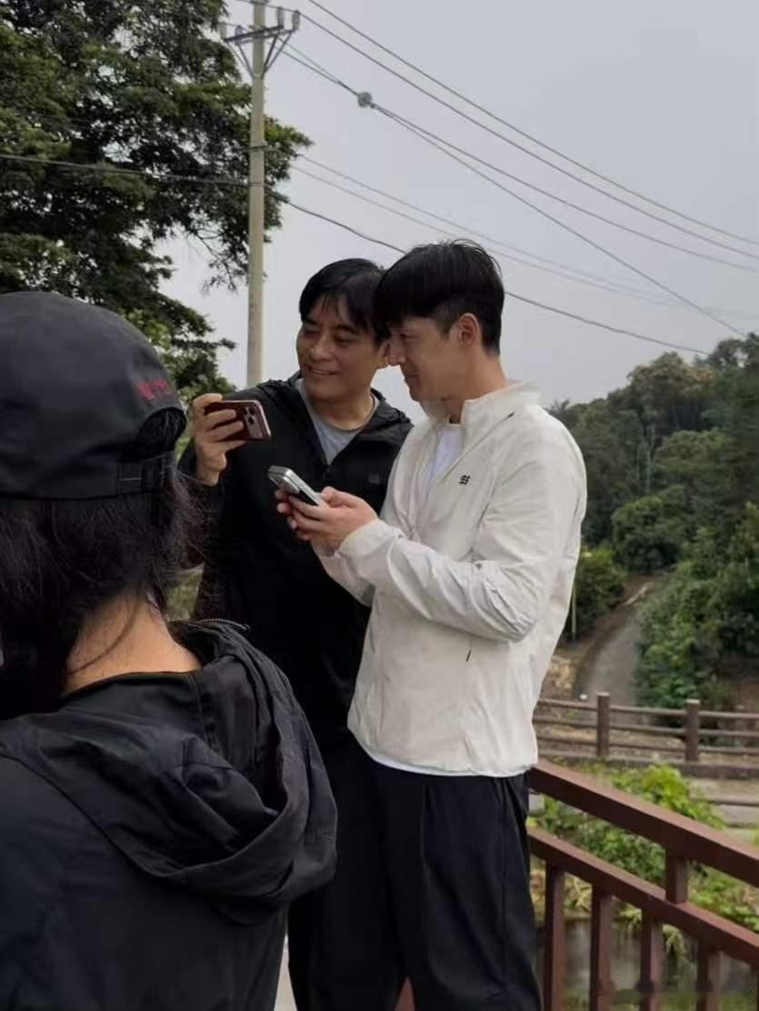#胡歌陈龙抱着必出神图的决心# 正面侧面加上自拍全方位输出，主打一个来都来了绝不空手而归，这必出神图的决心太绝了！ ​