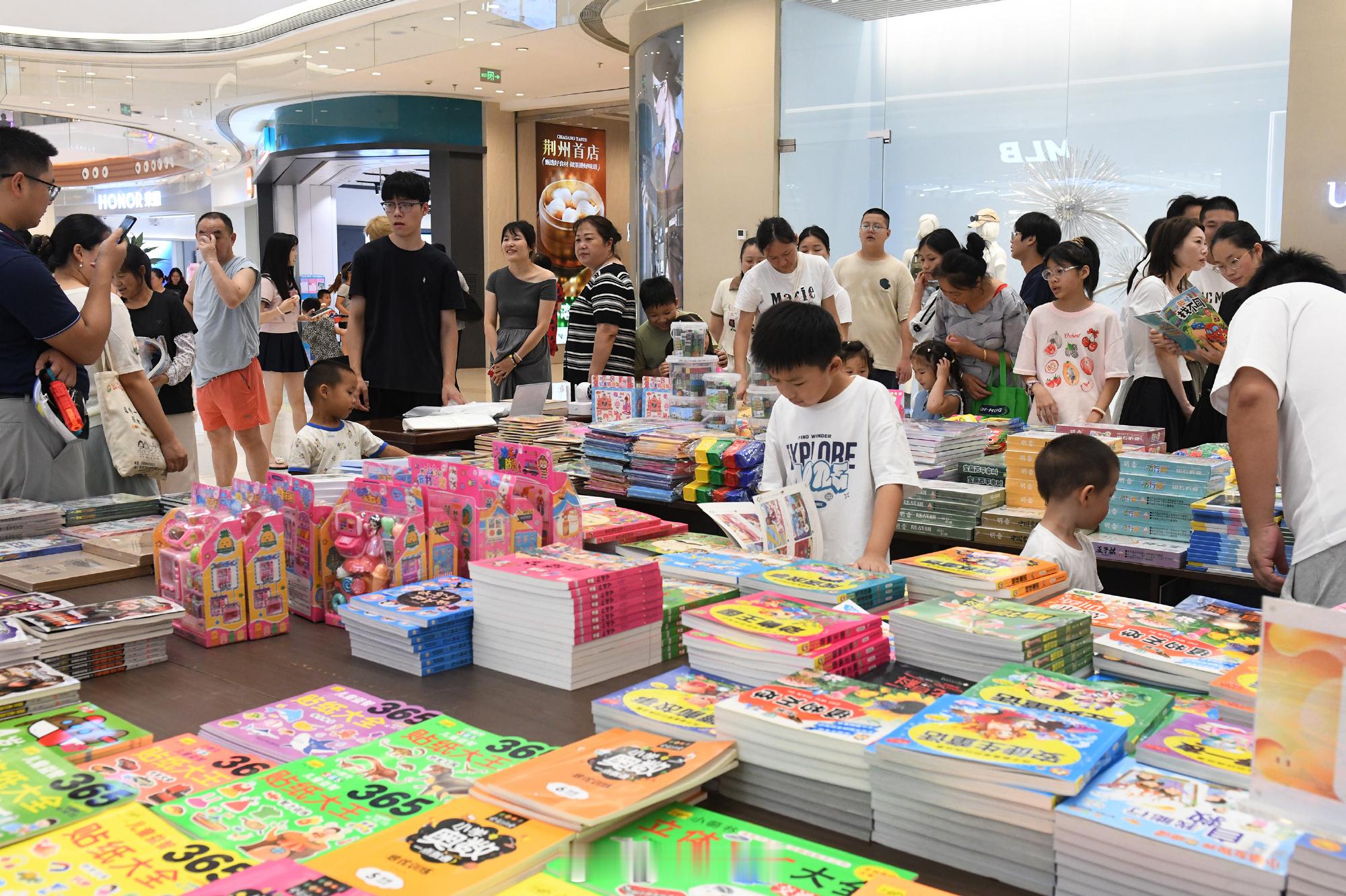 【荆州：夏夜纳凉带火商圈消费】入夏高温，市民转向夜间休闲消费。近日，沙...
