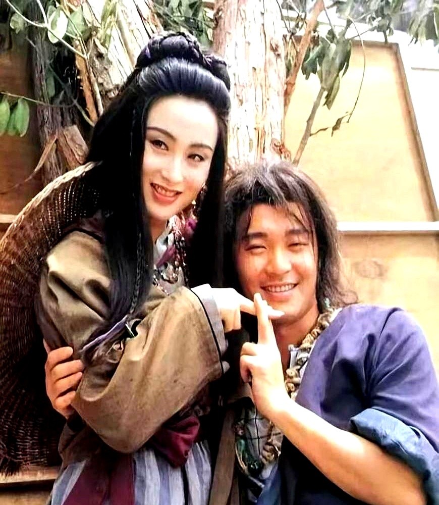 搭档了十几年，私底下连一顿饭都没一起吃过。

张敏说出这话时，打破了多少港片迷的滤镜。在《赌圣》《逃学威龙》里，她和周星驰是天造地设的银幕情侣，镜头前默契到经常笑场。

可导演一喊“咔”，周星驰就缩回自己的世界独处。两人演完戏各自收工，毫无交集。

多年后他们在机场撞见。没有老友重逢的拥抱，只是一句