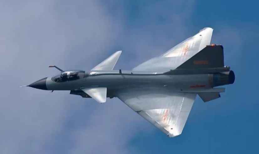 一旦歼10CE降落在平壤，下一秒，美军的F-35、萨德雷达和日本的出云号航母，就会像闻到血腥味的鲨鱼一样，彻底锁死中国东北！美国为啥这么紧张？说白了，他们怕的不是一架飞机，怕的是中国开始认真帮兄弟撑腰了。
 
长期以来，朝鲜空军装备老旧，空中对抗能力薄弱，面对美日韩成熟的空中作战体系，几乎没有还手之