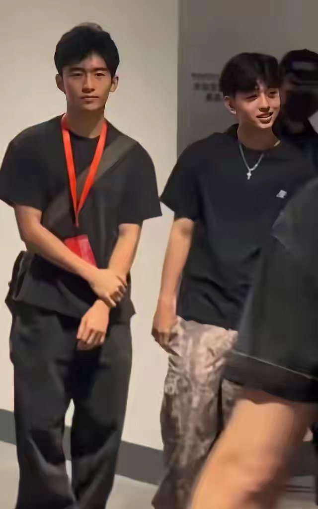 原来张柏芝两个儿子这么大了，真的是天生好命啊。 ​​​
