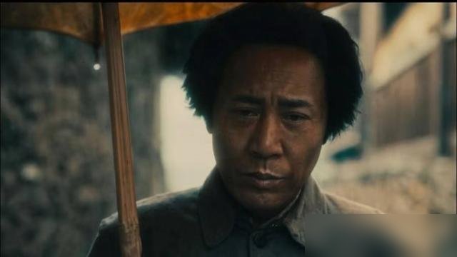 于和伟演毛泽东，第一场戏就把人看傻了。
不是像，是那股子沉。湘江战役那段台词，他压着嗓子念，每个字都像从血水里捞出来的。没吼，没炸，可你隔着屏幕都觉得喘不上气。
为了这角色，他减了15斤。片场开会抠细节，一句台词能磨一下午。别人演伟人先找形，他先找那根绷着的弦。
刚拿完金鹰视帝，转头又扎进《惊