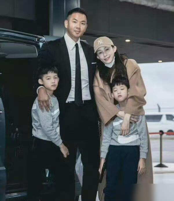 陈建州那张脸，扔进台北任何一条巷子，都不会有人多看两眼。偏偏这张脸，在大小S和范玮琪的生命里，占据了三十年的黄金位置。
追小S被拒，转头和大S同居七年。分手后没被逐出圈子，反而带着新女友范玮琪坐到前女友面前，得到一句认可。范玮琪接过接力棒，也接过了他的整个朋友圈。婚礼上，大小S站在见证席。这一步一