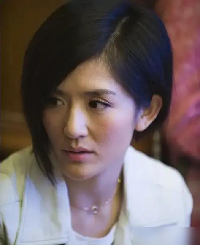 3万是澳元，不是人民币。 包文婧在车里把这句话说出口的时候，谢娜回了她一句：你也太计较了。
包文婧拿包贝尔的卡，在澳洲给谢娜刷了个包。3万澳元，折人民币快15万。回国后谢娜让弟弟转账，就转了个3万，没提币种。到账一看，3万人民币，中间差了12万。
钱当场补齐了，但节目只剪出了那段太计较。谢娜被骂
