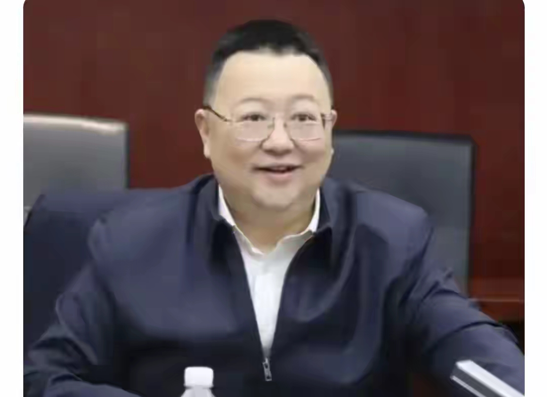 翻看他的履历，当过中建西南院、中建长江、中建西南区域总部一把手，主要负责西南片区，管理过大量重点基建项目，手握重大工程决策权。
目前官方通报提到涉嫌严重违法违纪，具体案情还在