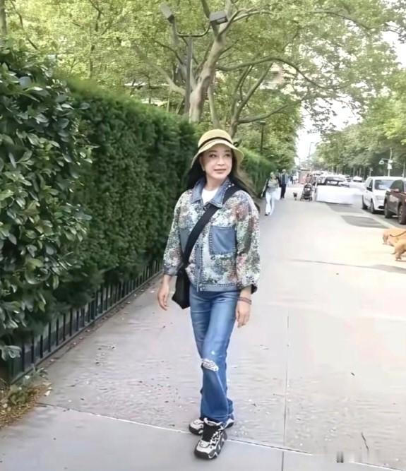 有人说，纵观整个娱乐圈，最能演、最会演、也是最会装嫩的，非刘晓庆莫属了！

从早期的《武则天》中，43岁的她在剧中扮14岁的武媚娘，一直到60岁《隋唐英雄传》中出演16岁的少女欧阳飞燕，再到71岁《冰山阻击2》中接演18岁的女土匪………

她接手的“嫩角色”，可以说一个又一个。

在剧中，你说你“巧