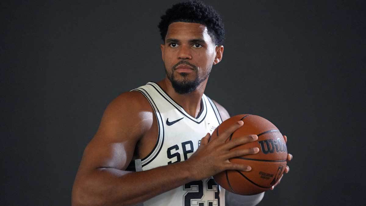 #NBA[超话]#重磅引援伤停，马刺主帅：哈里斯能否赶上揭幕战存疑

马刺新援托拜厄斯·哈里斯训练营小腿拉伤，将休战两周，有可能错过常规赛揭幕战。主帅米奇·约翰逊称不会催促他复出。

哈里斯两年近3100万加盟，本是马刺休赛期重磅引援。凯尔登·约翰逊、尚帕尼均认可哈里斯的价值。马刺保留上赛季总决赛 ​