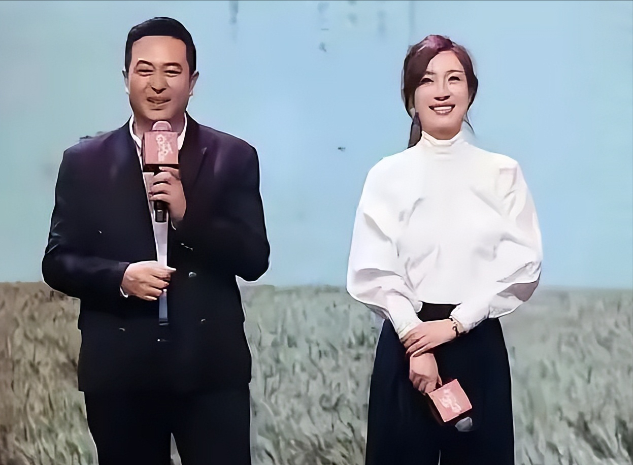 秦海璐拍完《白鹿原》后，对张嘉译说：“以后就算剧本再好，片酬再高，我都不演你老婆了。”张嘉译听得一愣一愣的，连忙问其缘由。后在记者的一再追问下，秦海璐给出的答复，令人啼笑皆非······

这话刚说出口时，旁边正蹲在地上吃油泼面的剧组工作人员都抬了头。

张嘉译刚拧开的矿泉水瓶都没拿稳，半瓶凉白开洒