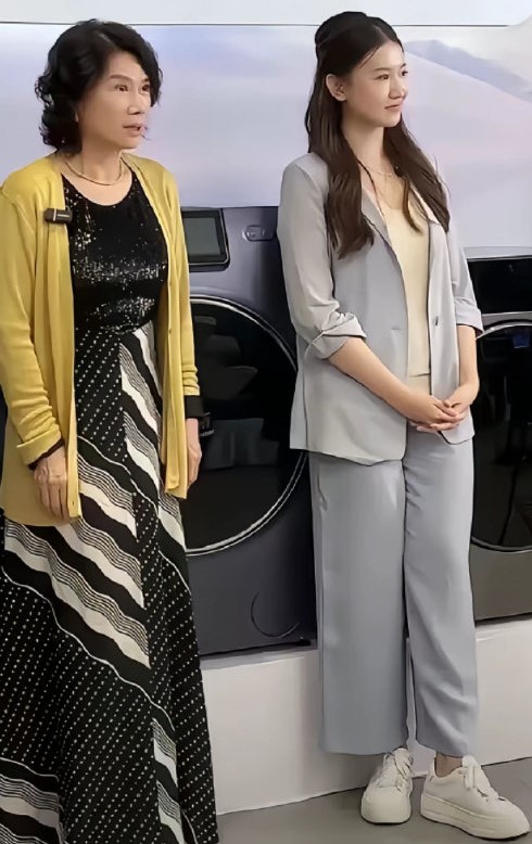 当年全网都在猜 &34;董明珠接班人&34; 还能不能回格力。现在，一句 &34;一键召回&34;，她回来了。
孟羽童又上热搜了。这次是回珠海，陪董明珠过 72 岁生日。
她晒了四十张照片，第一张就是和董明珠的合照。配文写得很有画面感，被老板一键召回，回珠海啦，一切都是熟悉温馨的感觉。
她还公开致谢，说董明珠总在自己迷茫的