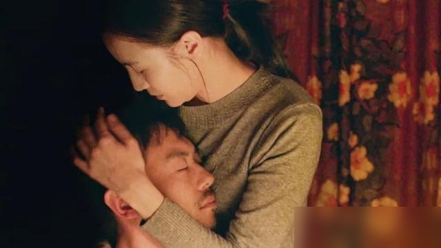宋佳拿影后前，拍过一部票房只有一百万的电影，叫《诗人》。
那片子讲的是个矿上写诗的男人，一心想当诗人，最后被时代碾成了渣。宋佳演他老婆，一个被生活反复捶打的女人。她没哭没闹，就靠眼神和抽烟的动作，把那种“认命又不甘心”演到了骨子里。
朱亚文在里面也狠，把文人的清高和窝囊全演出来了。可惜排片少得可