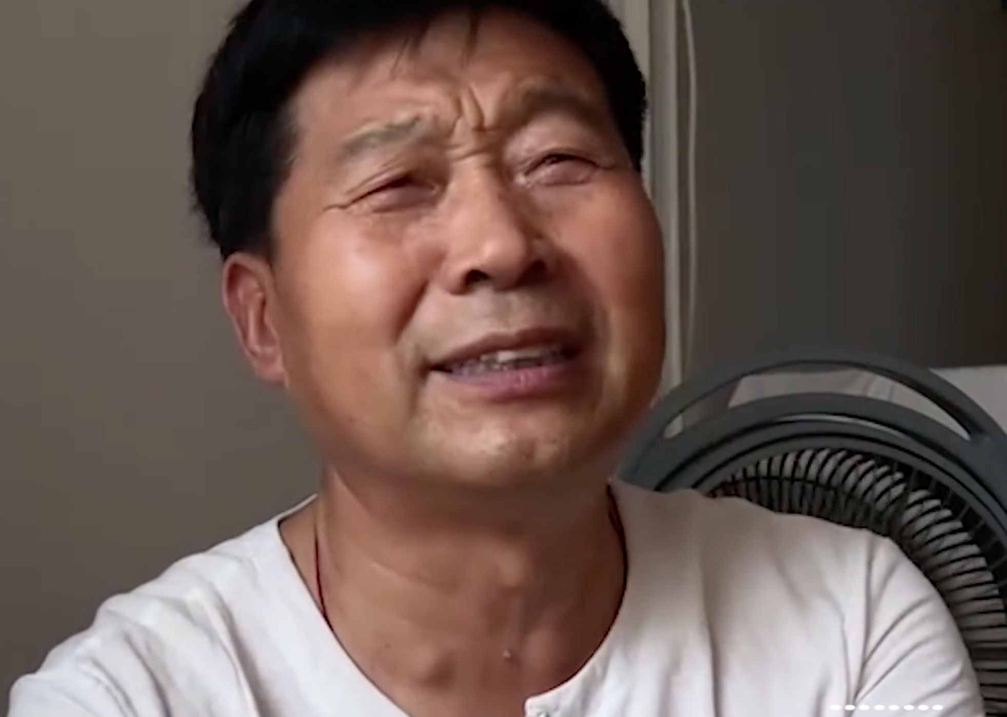 “错换人生28年”姚策的生父郭希宽去世，逝者妻子杜新枝：昨日已安葬
 
错换人生28年事件再传消息，姚策生父郭希宽离世，杜新枝对外回应，遗体已经在昨日完成安葬。
 
这件牵动无数网友多年的旧事，随着又一位当事人离开，局势再次发生变化。很多持续关注案件的人，看到消息都觉得唏嘘。当年一次产房抱错，让两个