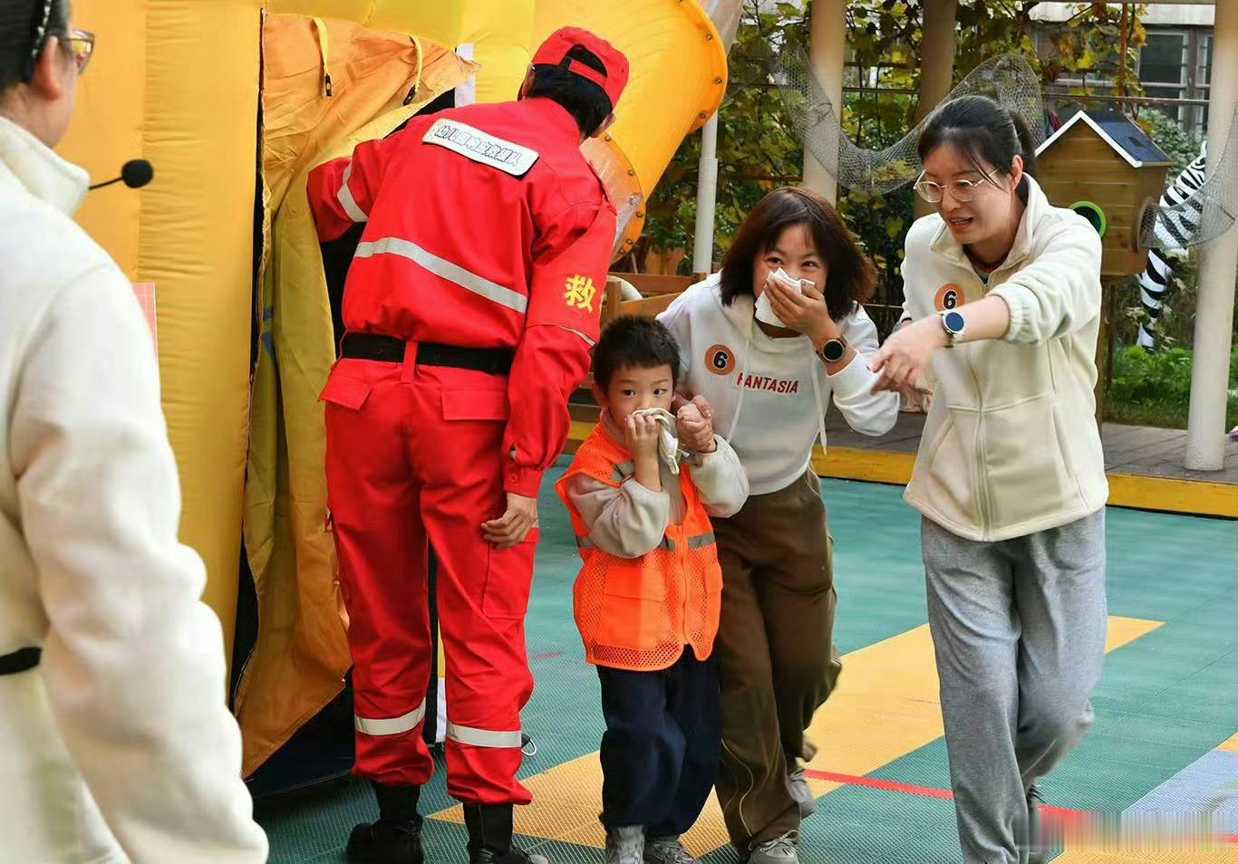 兰州和政路幼儿园开展防震演练 兰州何家庄幼儿园科普地震知识【和政路幼儿园10月23日实景演练强能力】 10月23日前后兰州市城关区和政路幼儿园组织全园开展防震疏散实景演练：警报响起，幼儿迅速双手护头、就近躲避；疏散指令发出后，沿标识路线快速有序撤离至操场安全区域；教师全程引导、清点人数、即时反馈；演练覆盖小中大班全部班级无推挤、无喧哗展现出扎实的日常训练成果。和政路幼儿园将“避险动作”转化为孩子肌肉记忆，让安全教育从课堂延伸到每一处角落，真正把应急处置能力练在平时、用在关键。同城热点创作计划