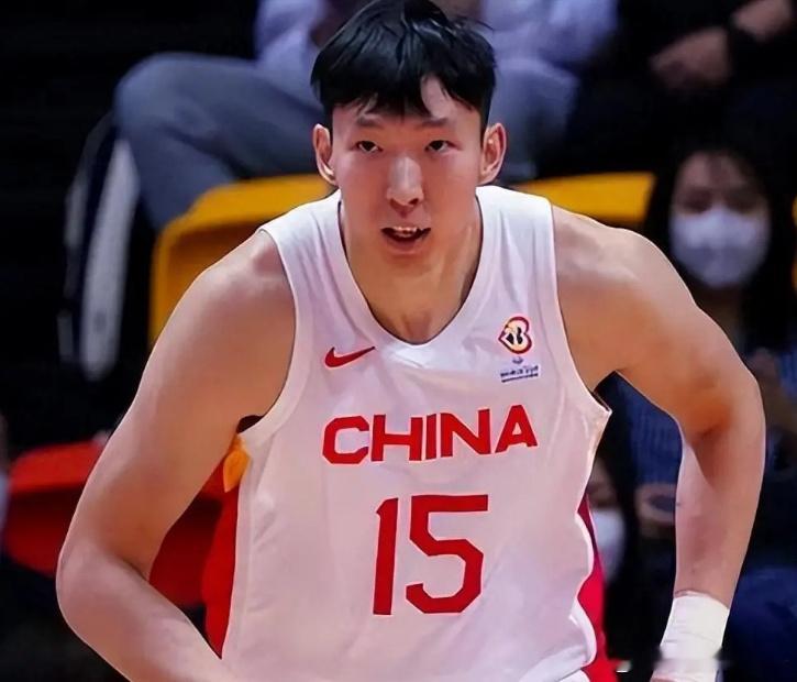 反转！曝周琦请缨后郭士强想召他入队 领队薛云飞反对导致未入选

北京时间9月24日，中国男篮兵败名古屋亚运会仅获得第四名，周琦主动请缨被拒绝持续引发热议，不少舆论将矛头对准主帅郭士强。不过根据媒体人诚sir老爸爆料，实际上郭士强是有意征召周琦入队，但领队薛云飞提出不同意见导致最终没有带周 ​