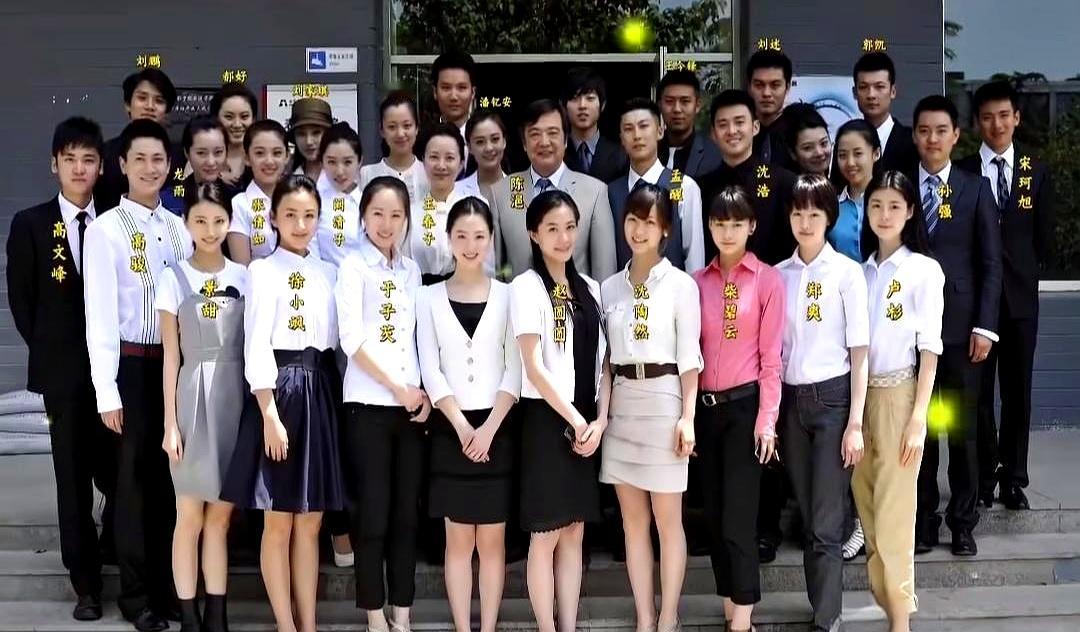 宿舍熄灯时，北电07级那间颜值封顶的屋子里，心思却都系在感情线上。
景甜与爽子、阚清子同寝；班里有《麻雀》里的叶琳，《夏至未至》的程七七柴碧云，还有刘嘉琪、张倩如、徐小飒。
阚清子遇到纪尘凌，爽子至今查无此人，景甜两次遭遇渣男，名利场里，恋爱像脱轨的戏。
高颜值不是护身符，清醒才是稀缺品，凑不齐一个