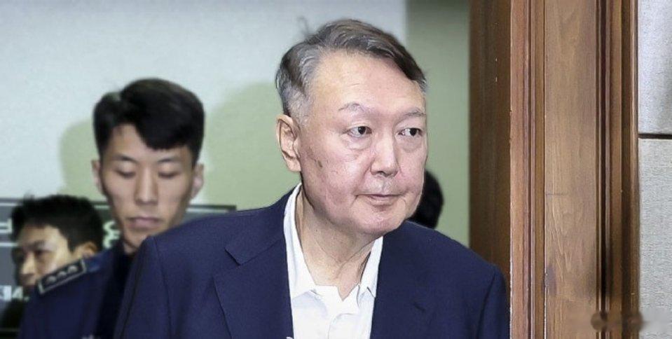 #尹锡悦二审被判无罪#【一波三折！尹锡悦涉案二审改判无罪】10月7日下午，韩国首尔高等法院对前总统尹锡悦涉嫌违反《政治资金法》案二审宣判，尹锡悦获无罪。检方指控其与妻子合谋，收受政治掮客免费民调服务，人为操控民意，损害选举公正。一审曾认定 14次民调属实，判处其2年有期徒刑。其妻同案嫌疑 ​