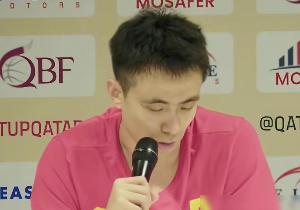 最后4.1秒，比分87平。赵继伟赛后透露，原本他打算将球给到外线，这时却看到杨瀚森在低位成功卡住有利位置。他当即果断送出高吊传球，杨瀚森接球转身之后打板命中。此时场上仅剩2.2秒，黎巴嫩队最终连出手投篮的机会都没能获得。
 
从4.1秒到2.2秒，这一传一投之间，中国男篮捅破了一层熬了多年的窗户纸。