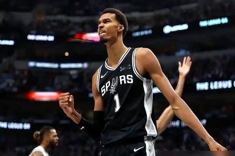 文班亚马放话了，他想在NBA单场拿100分。

这小子真敢想。阿泰斯特去年就预测，等他打到第八个赛季，碰上防守弱的队，拿100分甚至101分不是没可能。

看看他之前的表现。上赛季拿过单场50分，打湖人半场就轰下37分。这身高加上手感，一旦打顺了确实拦不住。

但现实挺骨感，毕竟他在马刺。波波维奇的