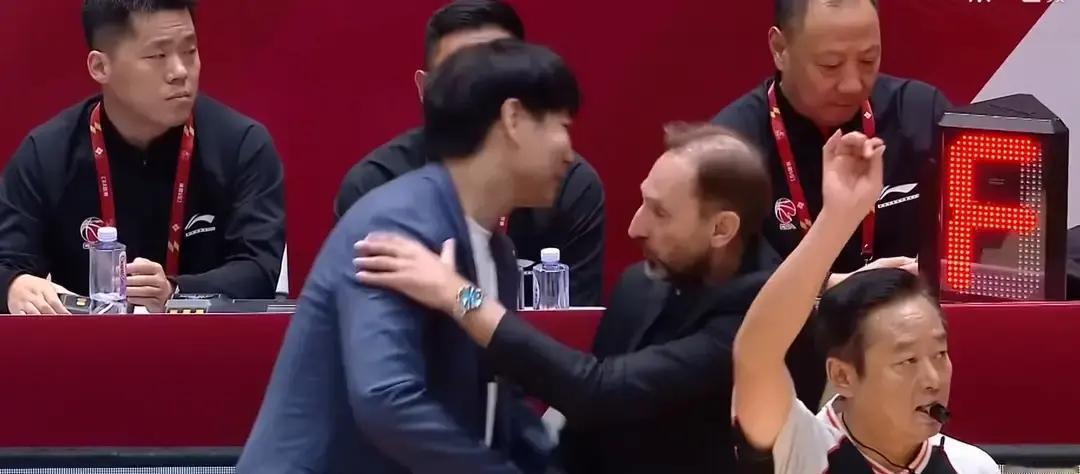 山东男篮输给浙江这14分，真正扎心的不是吞下两连败，而是球队花大钱找来的外援，被对面后卫抢断抢到怀疑人生。
全场比分定格在75比89，整场比赛看下来就两个字：憋屈。
很多人一看到输球就喊着让邱彪下课，这锅甩得未免太急了点。邱彪临场调整其实挺快，发现不对劲就叫停换人，他的帅位短时间内根本动不了。
