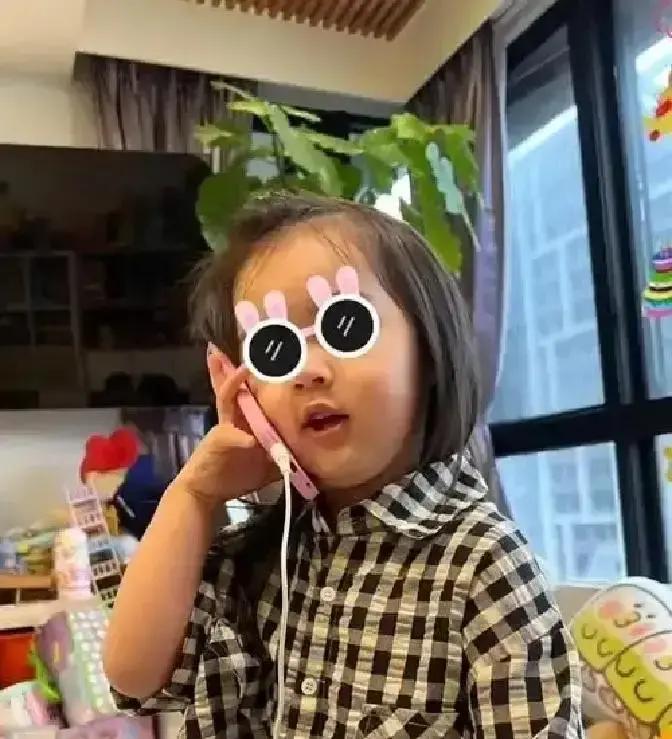 豪门里为了资源争破头，向华强却偷偷塞给两岁的小孙子一把磨秃了皮的旧钥匙。
郭碧婷和向佐当时都摸不着头脑，谁能想到这老爷子会玩这一手。
前阵子郭碧婷爸爸在网上晒外孙，美滋滋夸孩子长得周正。向华强转头就破天荒自己带娃出了门，径直去了早年鱼龙混杂的九龙城老茶楼。
老伙计在旁边看着，平时不苟言笑的老板