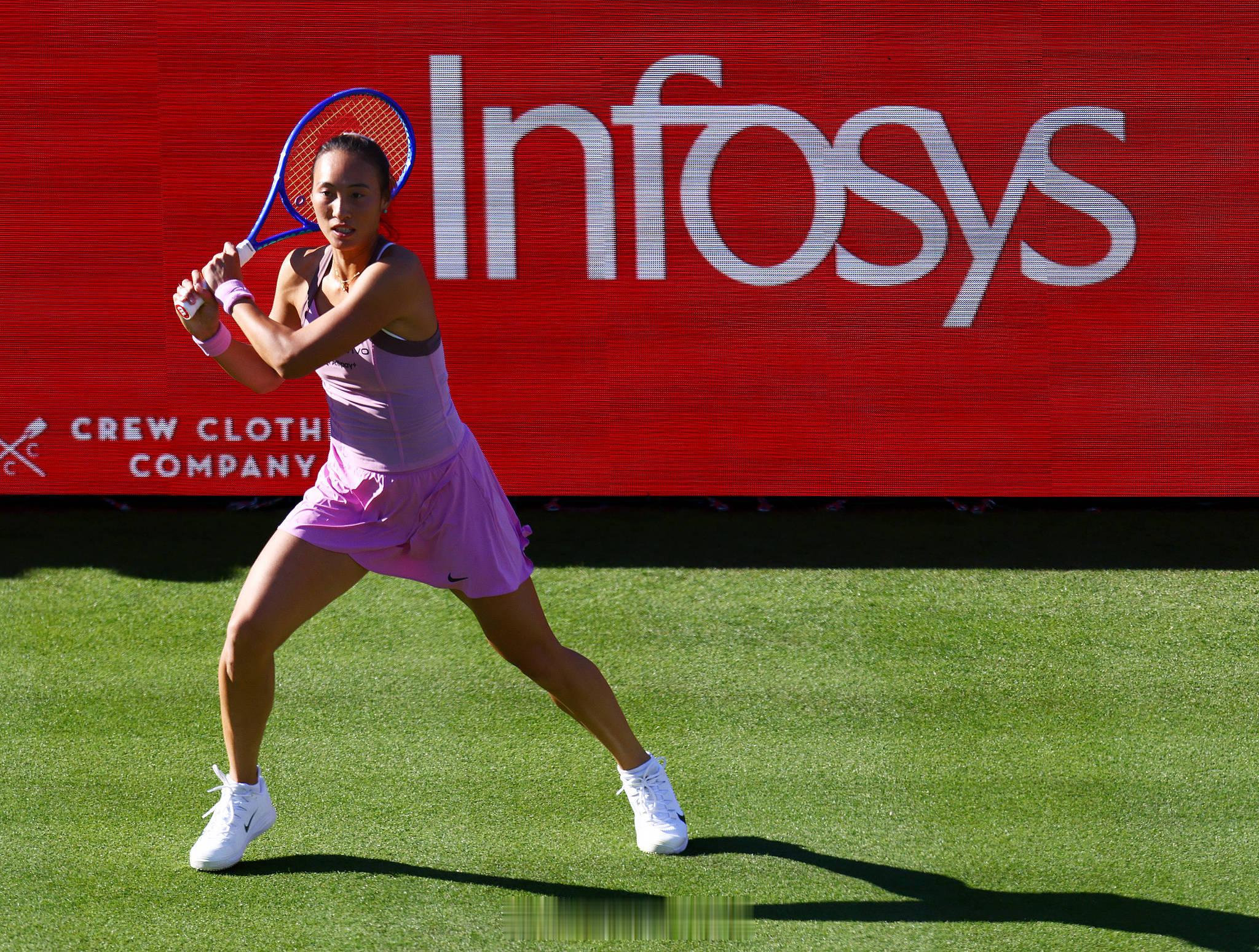 WTA500伦敦站首轮，郑钦文4-6、6(4)-7不敌克里斯蒂安，遗憾...