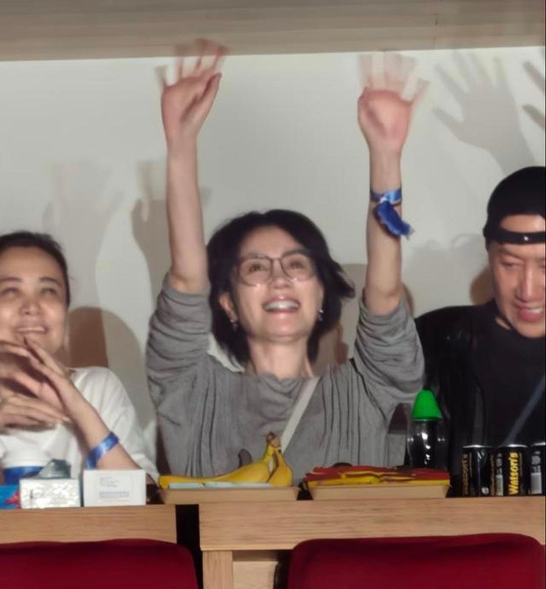 我开始有点理解王菲了。
这么淡的人，谁会不喜欢啊。
不仅是因为她57岁状态稳，最重要的是她待人从不装样子。 ​