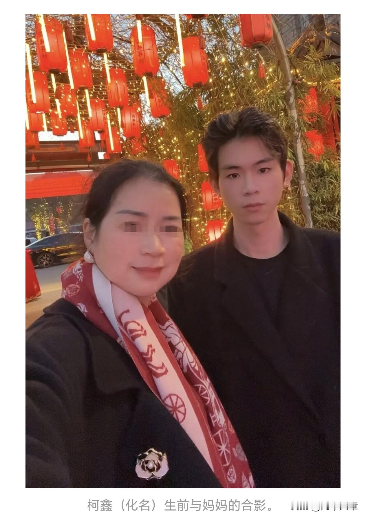 让人泪目！湖南23岁小伙车祸脑死亡，母亲忍痛遵从孩子生前心愿，捐献全身可用器官，成功挽救7名陌生人生命，其中最小受捐者仅4岁。
 
2026年8月18日，湖南长沙23岁青年柯鑫遭遇严重车祸，紧急送医抢救。经过多日全力救治，孩子依旧没能挽回生命，于9月6日被判定为脑死亡。悲痛万分的母亲，强忍白发人送黑