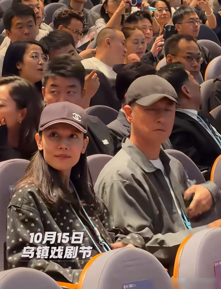 乌镇戏剧节现场，孙骁骁挺着孕肚被粉丝一把挤开，镜头怼脸那刻，全网都在找她的从前。
任重就在旁边，可那条路她是一个人走完的。隐退多年再露面，脸上的肉挂不住了，紧绷、干瘦，笑都像在硬撑。
同一场活动，李沁站在那儿，气是往下沉的，人是松弛的。孙骁骁呢，肩是端着的，眼是瞟着的，浑身透着一股别拍我的劲儿。
