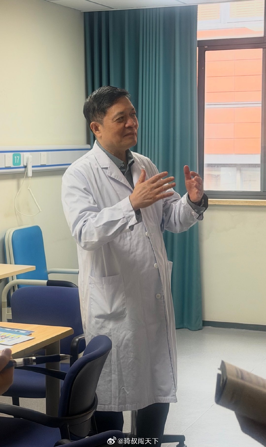 #班主任休产假家长称一定要生孩子吗#很多教师不愿意当班主任，主要原因并不是待遇，而是布置给班主任的非教学任务实在太多，就是提高待遇，能不当班主任也尽量不当班主任。很多班主任教师反映，自己超过七成的时间，用于填写表格、迎接考核，打卡留痕之中，不堪重负。 ​