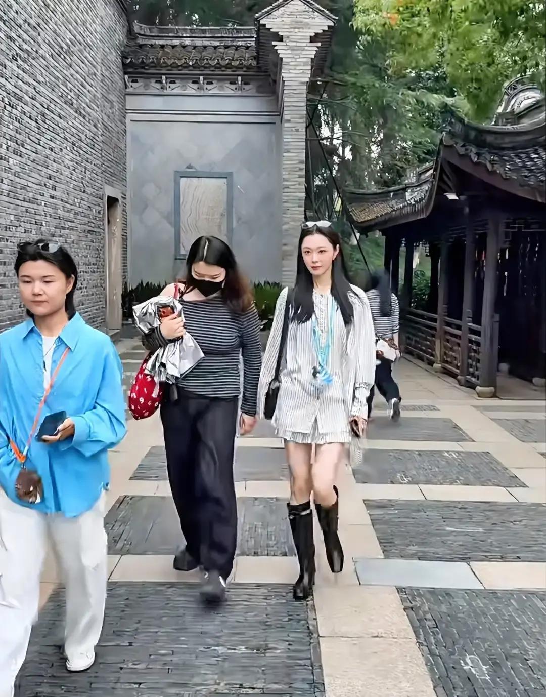 在乌镇石板路上碰到宋轶，路人抓拍的无滤镜镜头，直接把我看愣了。
平时精修图里吹得天花乱坠的冷白皮，放在现实里，居然真能白到晃眼。
她就穿了件极普通的条纹衬衫，底下配条短裙和黑色长筒靴。
没带保镖呼呼啦啦开道，也没把自己裹成见不得光的木乃伊，整个人走在小桥流水旁边，清清爽爽的。
说实话，古镇那