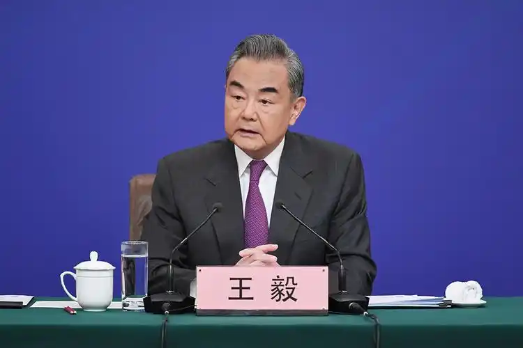中日这次会谈气氛紧张，我国外长王毅在会谈期间挑明态度：今年是东京国际法庭审判开庭80周年，如果仍然有人为那段历史翻案，为战犯招魂，在历史问题上不能采取正确的态度，谈何面向和开辟未来。

9月28日，王毅在北京会见日方经贸代表团，借着东京审判开庭80周年的关键节点，直接戳穿了当下中日关系最矛盾的真相：