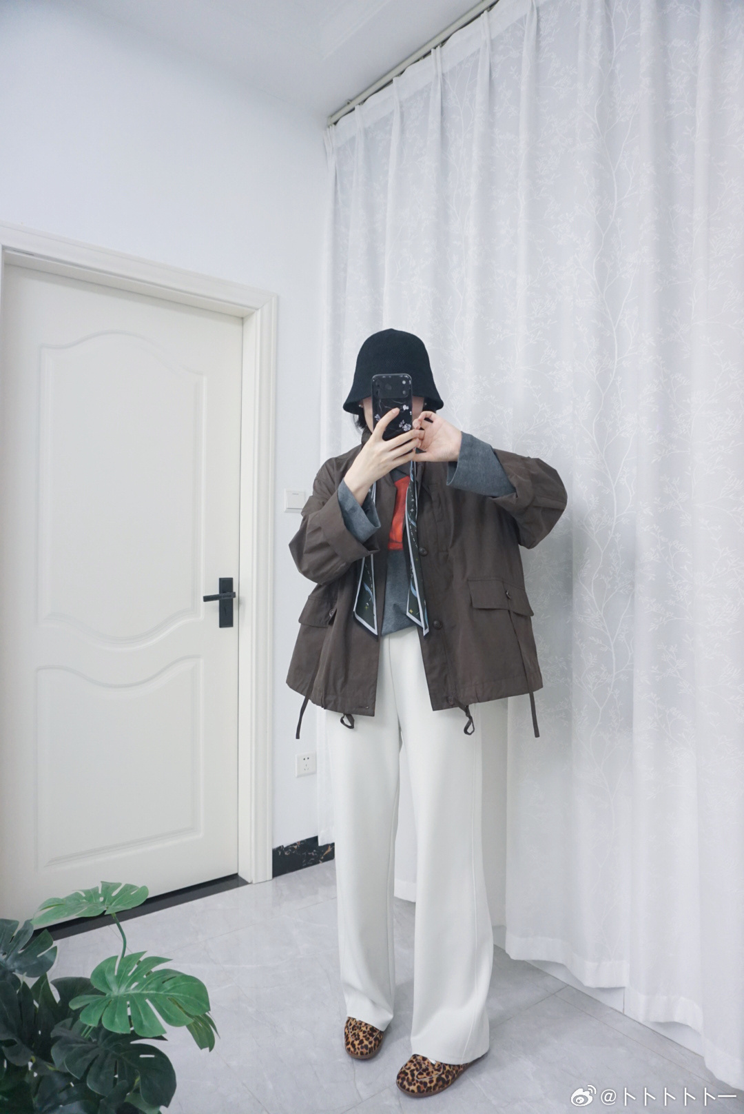 我儿子一到三年经常被找家长，反正一点小事就会被找家长，那时期都给我锻炼免疫了！四年级换了班主任之后就很少被找家长了，顶多因为作业没写好被找那么两次。我有时候都不知道之前是老师的问题还是他的问题！这学期五年级了，又换了班主任，老师天天发群里有违纪的，一看都没我儿子，哈哈，心安了！