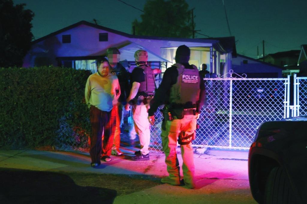 联邦突袭加州：数十名涉嫌非法投票者被捕

周一，几个小时前，联邦执法人员在加州展开“保护选票行动”（Operation Protect the Vote），逮捕数十名涉嫌选举欺诈的外国人（绿卡持有者）。

其中，72岁的伯利兹籍绿卡持有者 Alexander Muñoz 被控于2019年谎称自己是美国公民登记投票，并在2020、2022年 ​