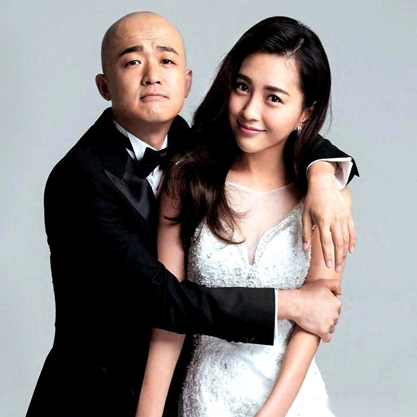 娱乐圈里夫妻同姓的不少，但包贝尔和包文婧这对“双包组合”，底牌有点出人意料。
很多人以为这俩人撞姓是单纯的巧合。实际上，包文婧是货真价实的“老包家”闺女，户口本上的姓氏从出生起就没动过。但包贝尔，本名跟“包”字一点关系都没有。
他以前叫艾志超，还用过艾贝尔这个名字。
直到父母离异，这个跟着母亲生活的