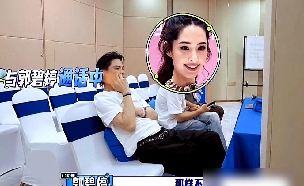 向佐在节目里给郭碧婷打电话，那声音一出来，李乃文直接不会了。
捏着嗓子喊“老婆~”，一句接一句，又撒娇又黏糊。旁边李乃文坐也不是站也不是，眼神都不知道往哪搁。郭碧婷那边呢，语气平平淡淡，句句有回应，但句句都带着分寸感。
一个恨不得把心掏出来，一个稳稳接住不慌不忙。
再看郭碧婷最近在巴黎时装周，