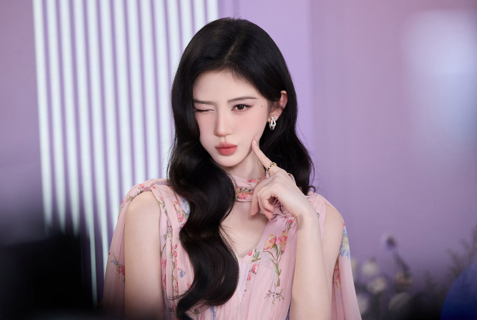 #鞠婧祎[超话]# 一隅花境，温柔自洽。清风漫溢，一切自在此刻绽放🌺​