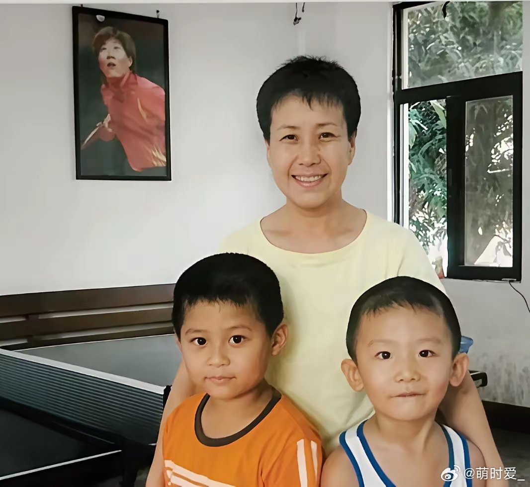 林诗栋出生在海南儋州，从小在三亚长大。7岁左右，他跟着爱打球的父亲在球馆里玩，父亲看他喜欢，就想让他走专业路线 ​